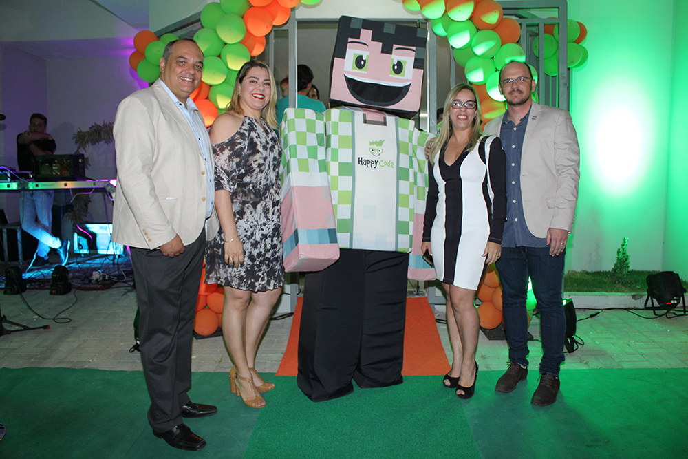 Os sócios com o mascote da escola (Crédito: Juelayne Gondim)