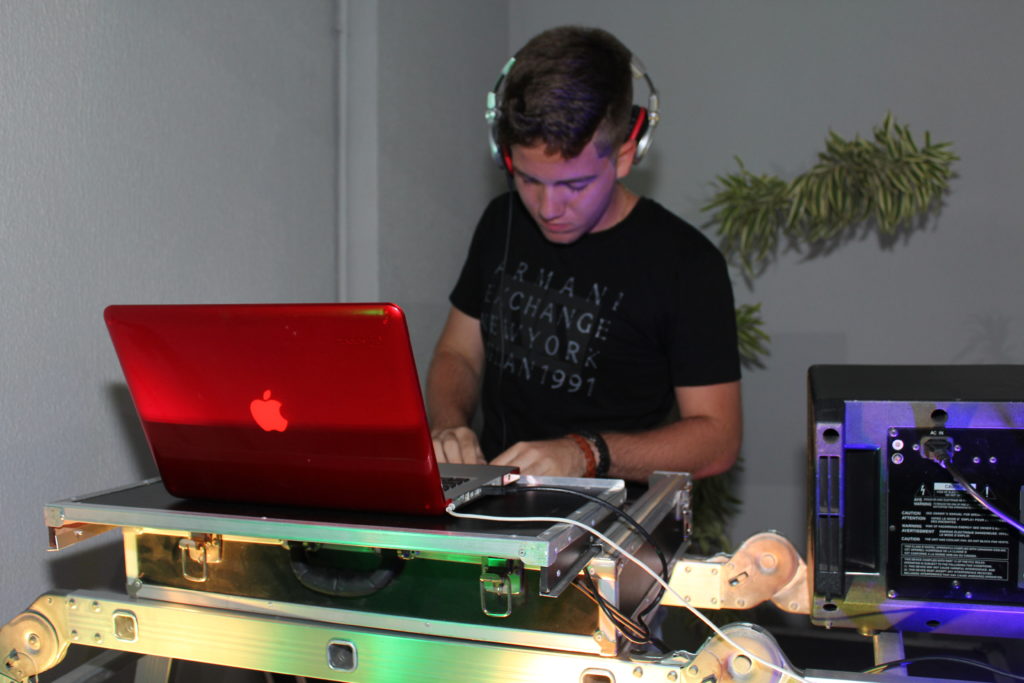 O DJ Guilherme Borges (Crédito: Juelayne Gondim)