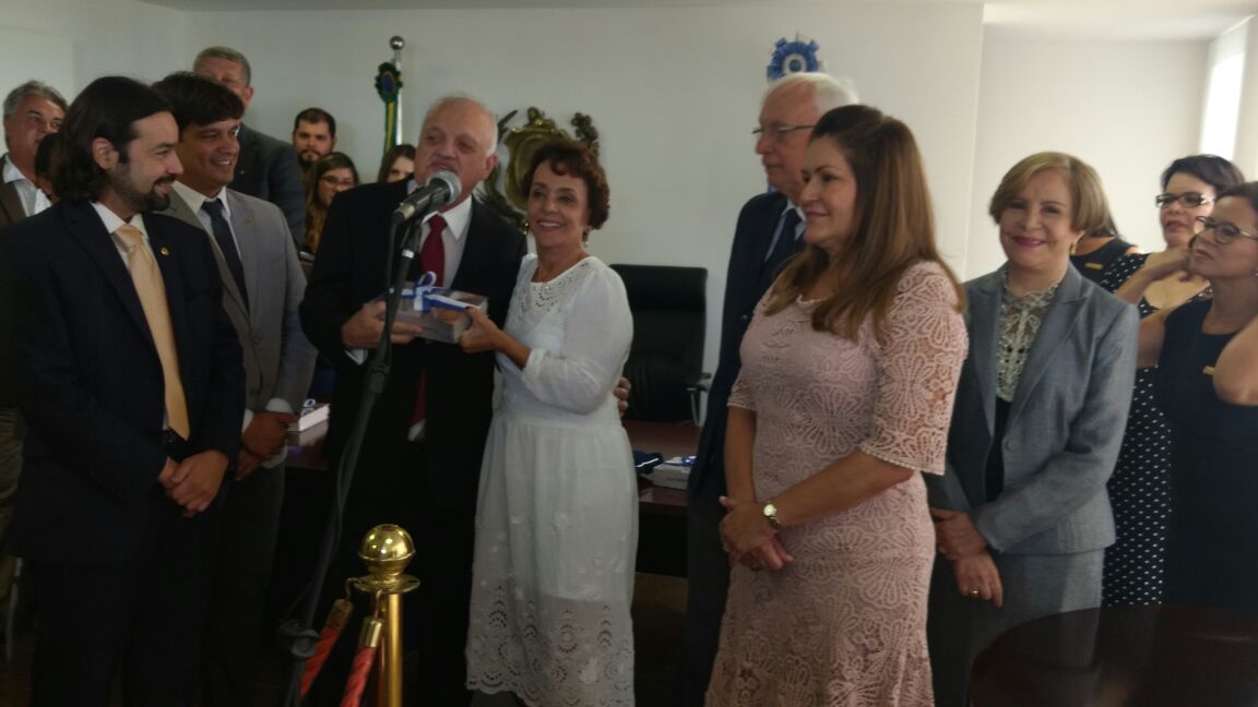 Laura Gomes sendo empossada deputada estadual (Crédito: Divulgação)