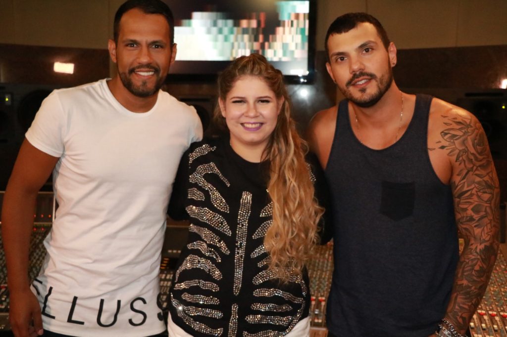 Marília com a dupla (Crédito: Fred Pontes)