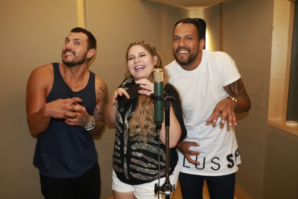 Marília brincando com a dupla (Crédito: Fred Pontes)