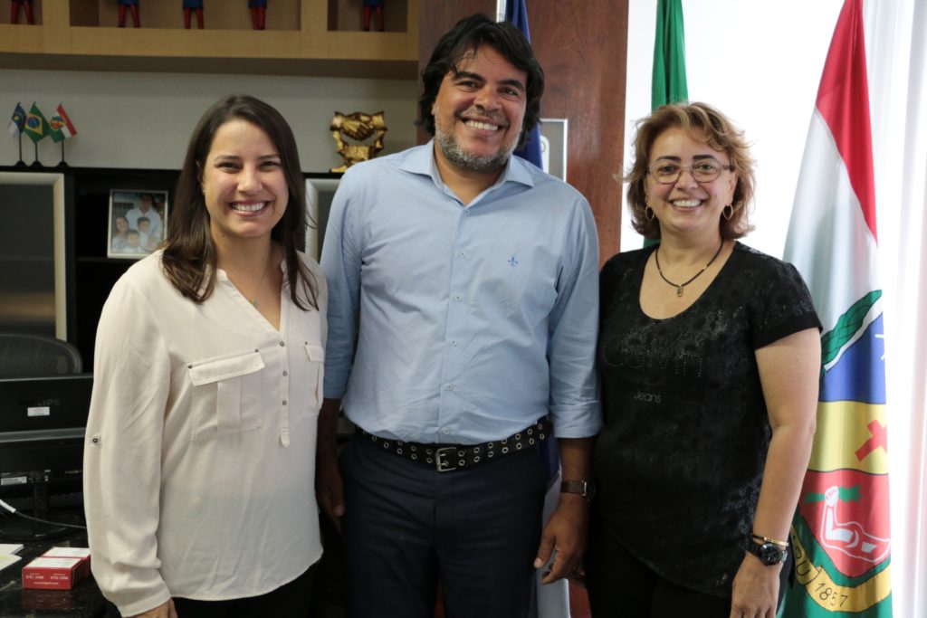 A prefeita de Caruaru, Raquel Lyra, o presidente da Associação Brasileira de Agências de Viagens em Pernambuco (Abav-PE), Marcos Teixeira, e a vice, Fátima Bezerra (Crédito: Roberto Pereira Jr.)