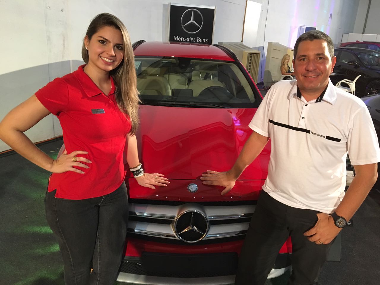 Os consultores de vendas da Mercedes-Benz, Giuliana Vasconcelos e Fred Soares (Crédito: Thiago Lagos)