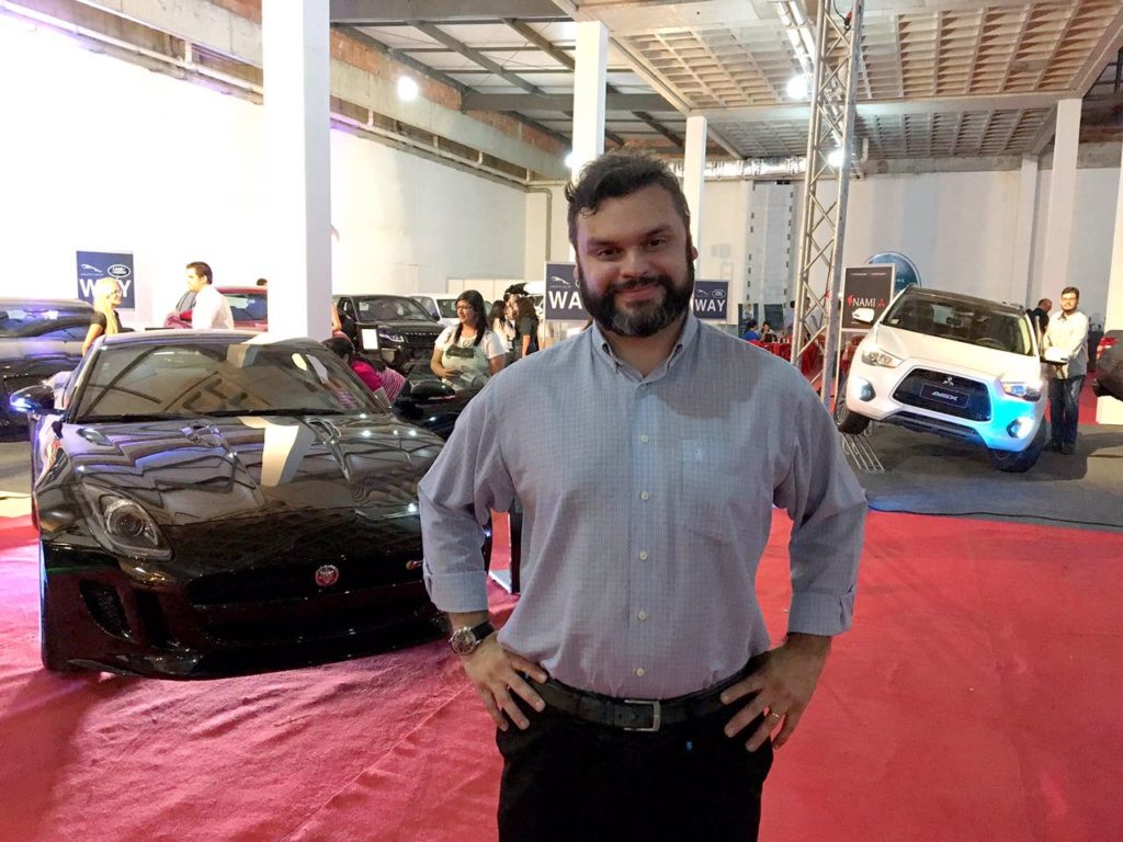 Wallace Carvalho, gerente de Marketing do Caruaru Shopping, feliz da vida com o sucesso da 2ª edição do Salão do Automóvel no centro de compras  (Crédito: Thiago Lagos)