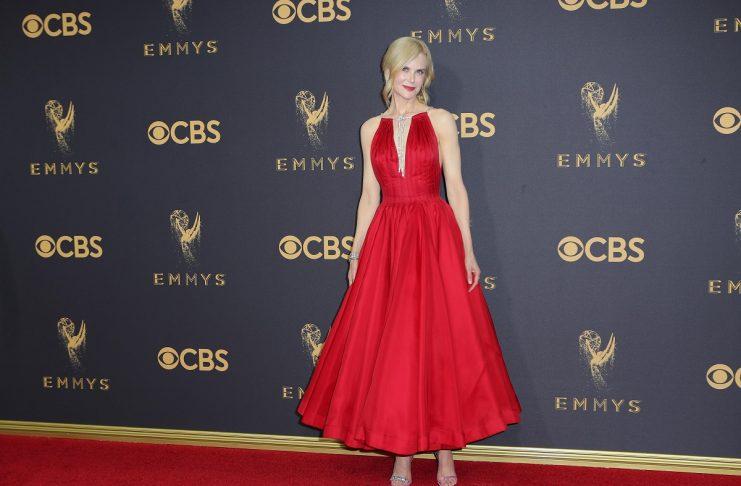 Famosas capricham nos looks para a 69ª edição do Emmy Awards
