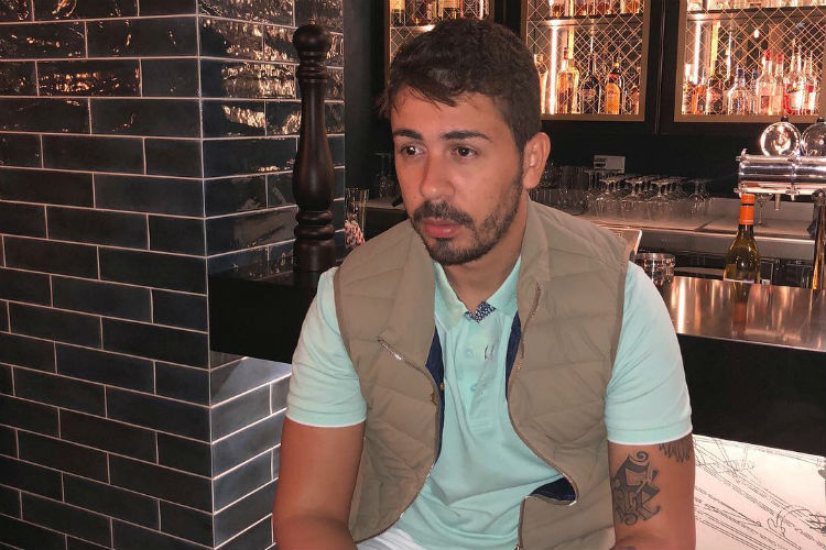 Carlinhos Maia emociona internet ao entregar casa que comprou para os pais