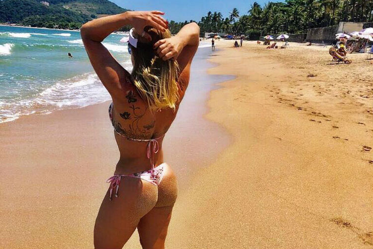 Zilu Godói posa de biquíni e relembra viagem