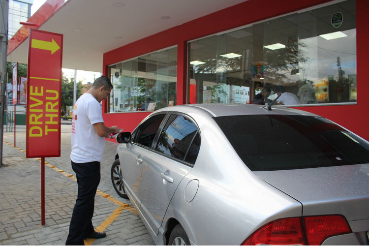 Clientes aprovam serviço drive-thru do Habib’s Caruaru