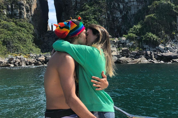 Tatá Werneck compartilha foto dando beijão em Rafael Vitti