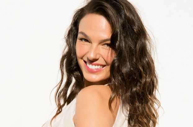 Isis Valverde posa de biquíni dois meses após dar à luz e impressiona