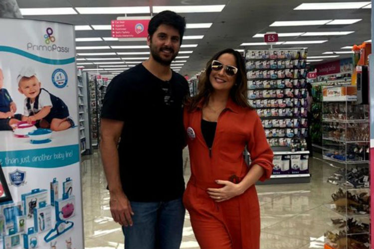 Jennifer Lopez exibe anel de noivado milionário