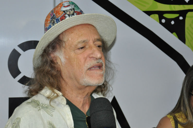 Alceu Valença chega animado e exalta amor pelo São João