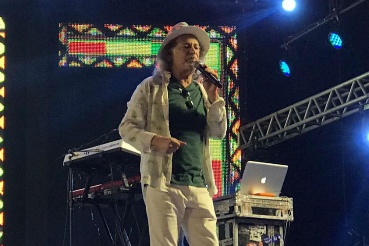 Alceu Valença traz show recheado de sucessos e faz público vibrar