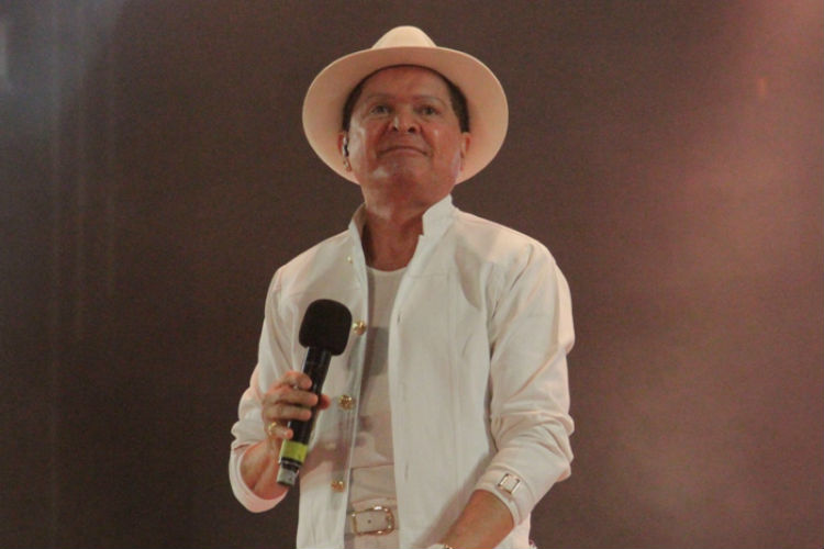 Alcymar Monteiro encerra noite com muita animação no Pátio do Forró