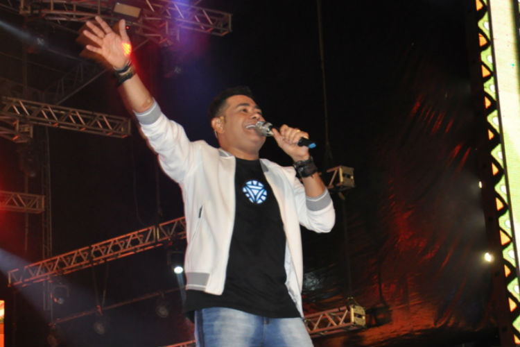 Batista Lima abre noite de sábado com muito romantismo