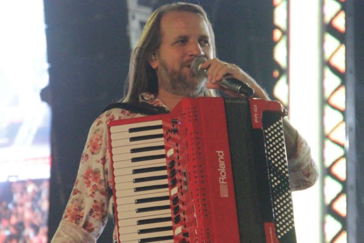 Dorgival Dantas faz público cantar e dançar sucessos da sua carreira