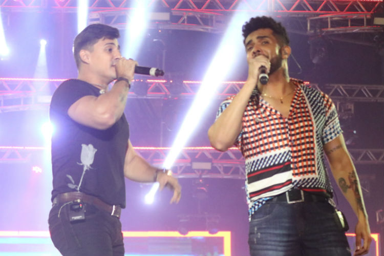 A dupla Gleydson e Henricky inicia noite de sábado com sertanejo