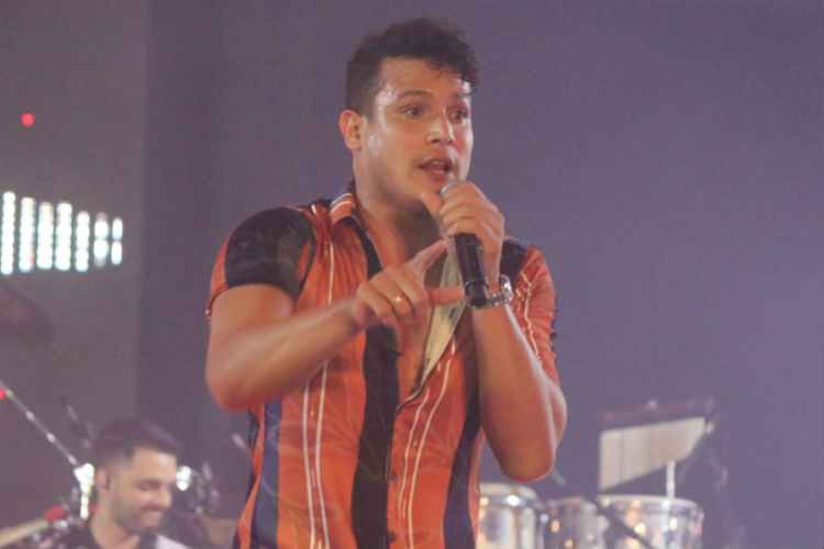 Baú de sertanejo universitário encerra noite da sexta