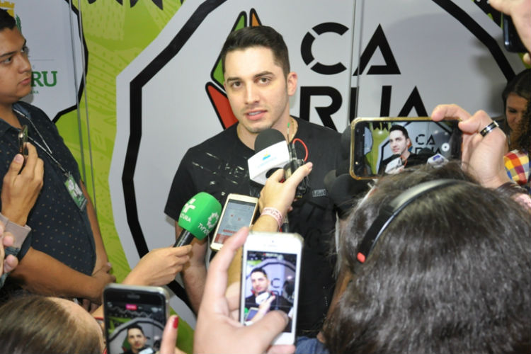 Jonas Esticado promete megashow na madrugada deste domingo