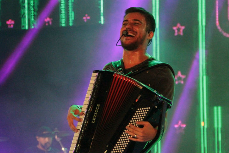 Luan Estilizado encerra noite de sábado com chuva e animação