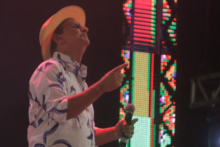 Petrúcio Amorim encerra noite dos namorados com grandes sucessos