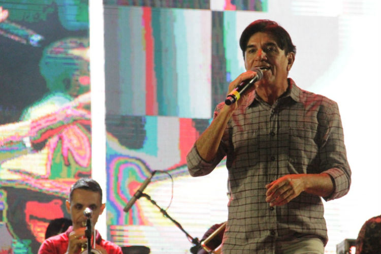 Totonho abre noite de domingo cm muito forró