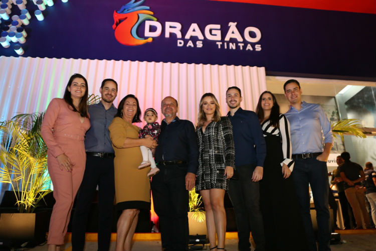 Os convidados para a inauguração da nova loja do Dragão das Tintas