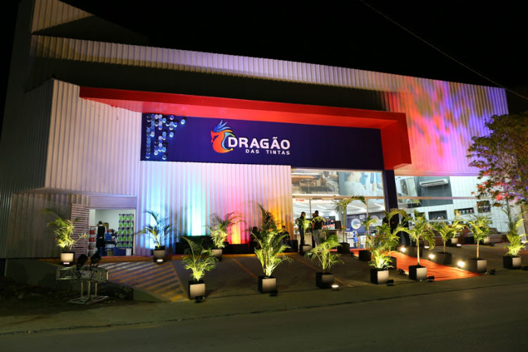 Os convidados para a inauguração da nova loja do Dragão das Tintas