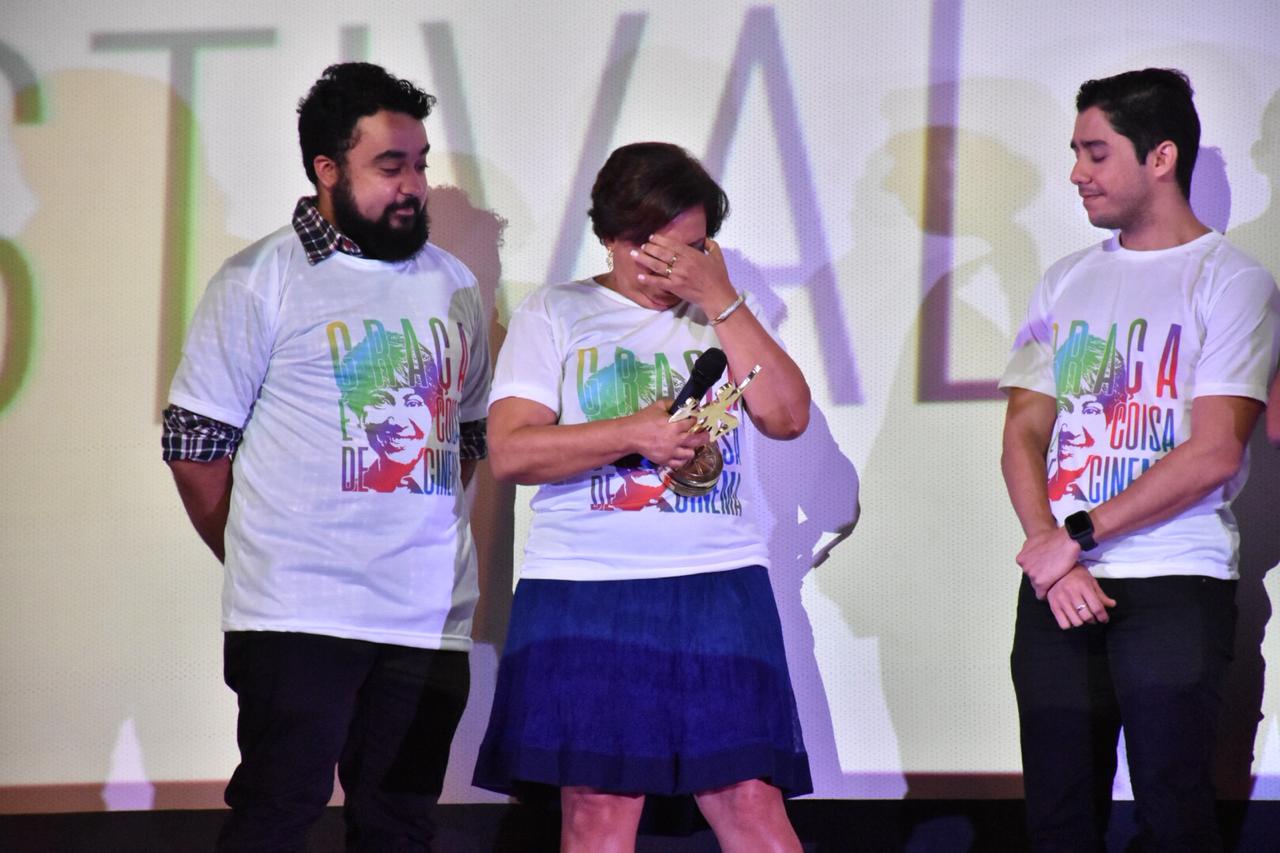 Abertura do Cine PE é marcada por homenagem a Graça Araújo