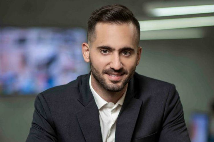 Marilia Mendonça ganha anel de ouro do amado