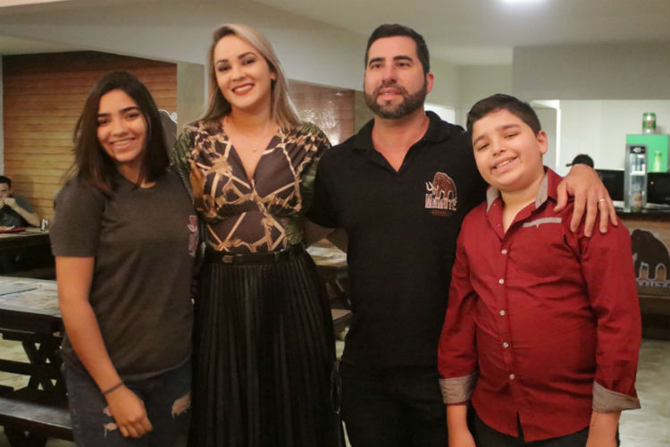 Mamute Burguer comemora dois anos com festa