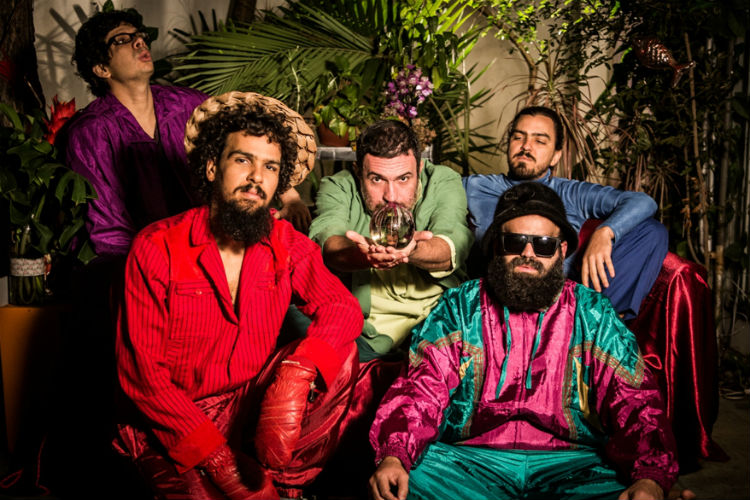 Marca pernambucana de confecções doa moletons em troca de abraços