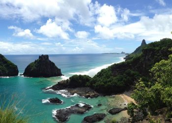 Fernando de Noronha comemora 521 anos com celebrações religiosas, vários shows musicais e competições esportivas