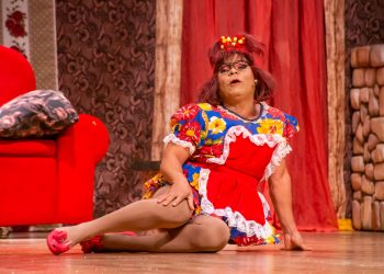 Atendendo a pedidos do público, Cinderela, a história que sua mãe não contou…fará mais uma sessão no Teatro do Parque