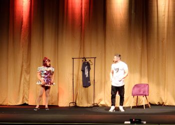 Cinderela e Flávio Andradde retorna com o show de comédia, “Toda Cidade Tem”