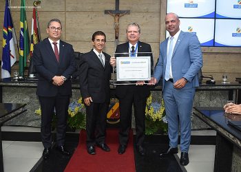 Anderson Correia presta homenagens à Câmara Regional e ao presidente do TJPE no Poder Legislativo de Caruaru