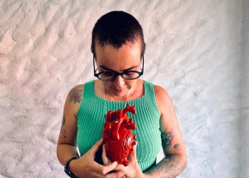 Artista Íris Marcolino inaugura ateliê no Alto do Moura