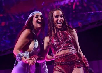 Priscila Senna é ovacionada no “Ensaios da Anitta” em Recife, e Anitta anuncia que quer participar do DVD da pernambucana