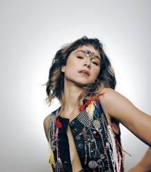 Flaira Ferro abre alas para novo álbum e lança clipe e single com participação de Lenine