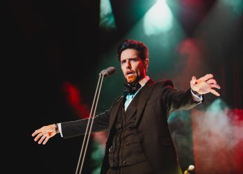 Tenor protagonista do Fantasma da Ópera, Thiago Arancam abre a temporada 2025 do Projeto Seis e Meia no Teatro do Parque