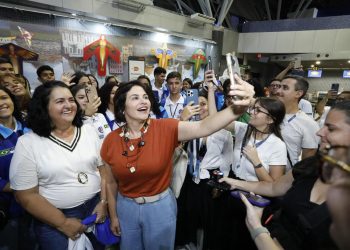 Programa Ganhe o Mundo: governadora em exercício Priscila Krause acompanha embarque de 98 estudantes para o Chile