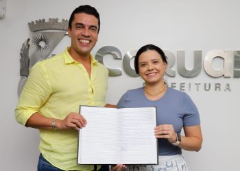 Rodrigo Pinheiro anuncia viagem internacional e passa a prefeitura para a vice prefeita Dayse Silva