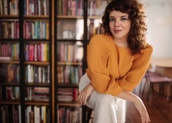 Daniela Arrais lança livro em Recife com reflexão sobre coragem e autoconhecimento