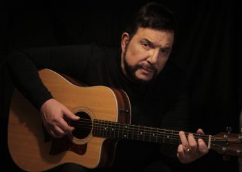 Michael Sullivan estreia no Projeto Seis e Meia com show repleto de hits no Teatro do Parque