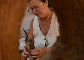 Exposição destaca o protagonismo das artesãs do Alto do Moura