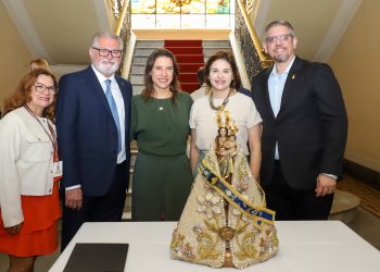 Em momento de fé e devoção, governadora Raquel Lyra recebe imagem de Nossa Senhora de Nazaré no Palácio do Campo das Princesas