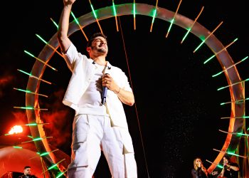 Com ingressos esgotados e mais de 7h de show, gravação do novo DVD de Jonas Esticado faz sucesso no Recife