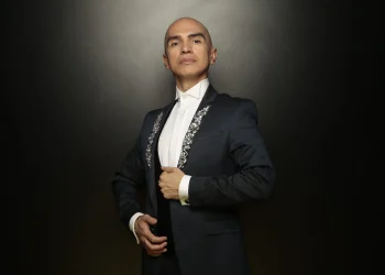Edson Cordeiro canta Zeca Baleiro em show inédito no Projeto Seis e Meia Recife