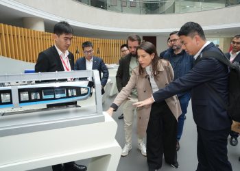 Em Qingdao, governadora Raquel Lyra se reúne com a maior fabricante de trens do mundo