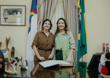 Governadora Raquel Lyra transmite cargo à vice-governadora Priscila Krause e anuncia pagamento do BDE 2025